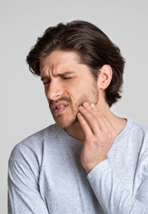 a man experiencing jaw pain near Mandarin